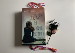 Read more about the article [Rezension] Amy Giles – Jene Nacht ist unser Schatten